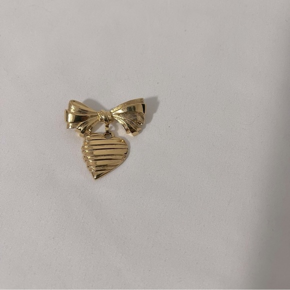 Vintage Avon Engraved Gold Tone Textured Ribbon Hanging Heart Brooch Pin EUC - Picture 1 of 4